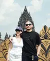 Tidak tampil berlebihan, pasangan ini justru terlihat stylish lewat outfit kasual bernuansa monokrom yang effortless namun tetap fashionable. [@itsmebcl].