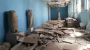 Artefak tampak berserakan dan rusak di dalam museum kota kuno Palmyra,Homs Governorate, Suriah (27/3). Banyak artefak rusak setelah perebutan kembali kota tersebut dari kelompok ISIS oleh pasukan Presiden Suriah Bashar al-Assad. (REUTERS / SANA)