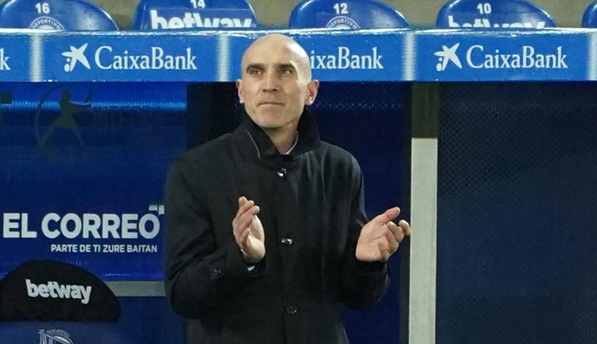 Asisten pelatih Real Madrid, David Bettoni, saat melawan Alaves pada laga Liga Spanyol di Stadion Mendizorroza, Sabtu (23/1/2021). Real Madrid menang dengan skor 4-1. (AFP/Cesar Manso)