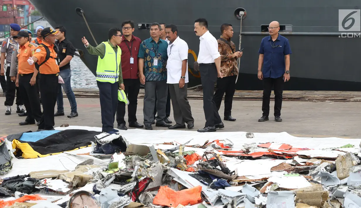 Dirut Lion Air Group Edward Sirait (tengah) bersama Rusdi Kirana saat melihat serpihan pesawat Lion Air JT 610 di Pelabuhan JICT 2, Jakarta, Selasa (30/10). Sejumlah barang ditemukan petugas dalam operasi pencarian. (Liputan6.com/Helmi Fithriansyah)