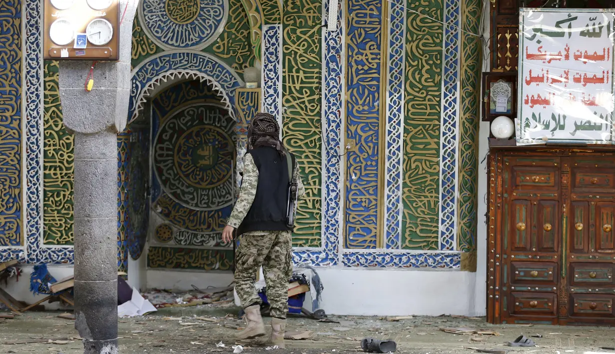 Seorang militan Houthi berjalan pasca pemboman Masjid al-Balili, Yaman, Kamis (24/9/2015). Sebuah ledakan terjadi di Masjid Balili di Sanaa, Yaman. Dikabarkan, 29 orang tewas dan puluhan terluka. (REUTERS/Khaled Abdullah)