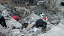 Tim penyelamat memeriksa reruntuhan bangunan setelah serangan udara Israel di desa Shebaa, Lebanon Selatan, pada 27 September 2024. (Rabih DAHER/AFP)