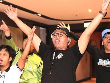 Bola.com dan Vidio berkolaborasi dengan komunitas suporter mengadakan roaring night, sebuah event nonton bareng pertandingan-pertandingan terbaik Liga Inggris. (Bola.com/Abdul Aziz)