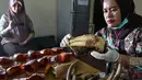 Petugas Badan Konservasi Sumber Daya Alam (BKSDA) Aceh menunjukkan paruh burung rangkong di Banda Aceh, Jumat (26/7/2019). Paruh burung rangkong memiliki nilai jual yang tinggi, mencapai jutaan rupiah. (CHAIDEER MAHYUDDIN/AFP)