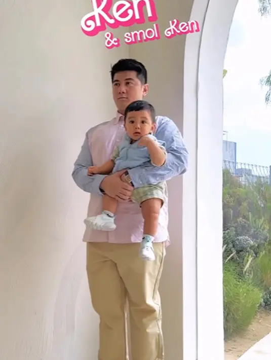 Menggendong putra bungsunya, Chef Arnold dan Timo cosplay jadi Ken dan Smol Ken [@tiffanysoetanto]