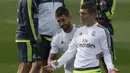 Pemain Real Madrid, Toni Kroos dan Sergio Ramos berlatih jelang laga La Liga melawan Celta Vigo di Madrid, Spanyol, Jumat (23/10/2015). (EPA/Mariscal)