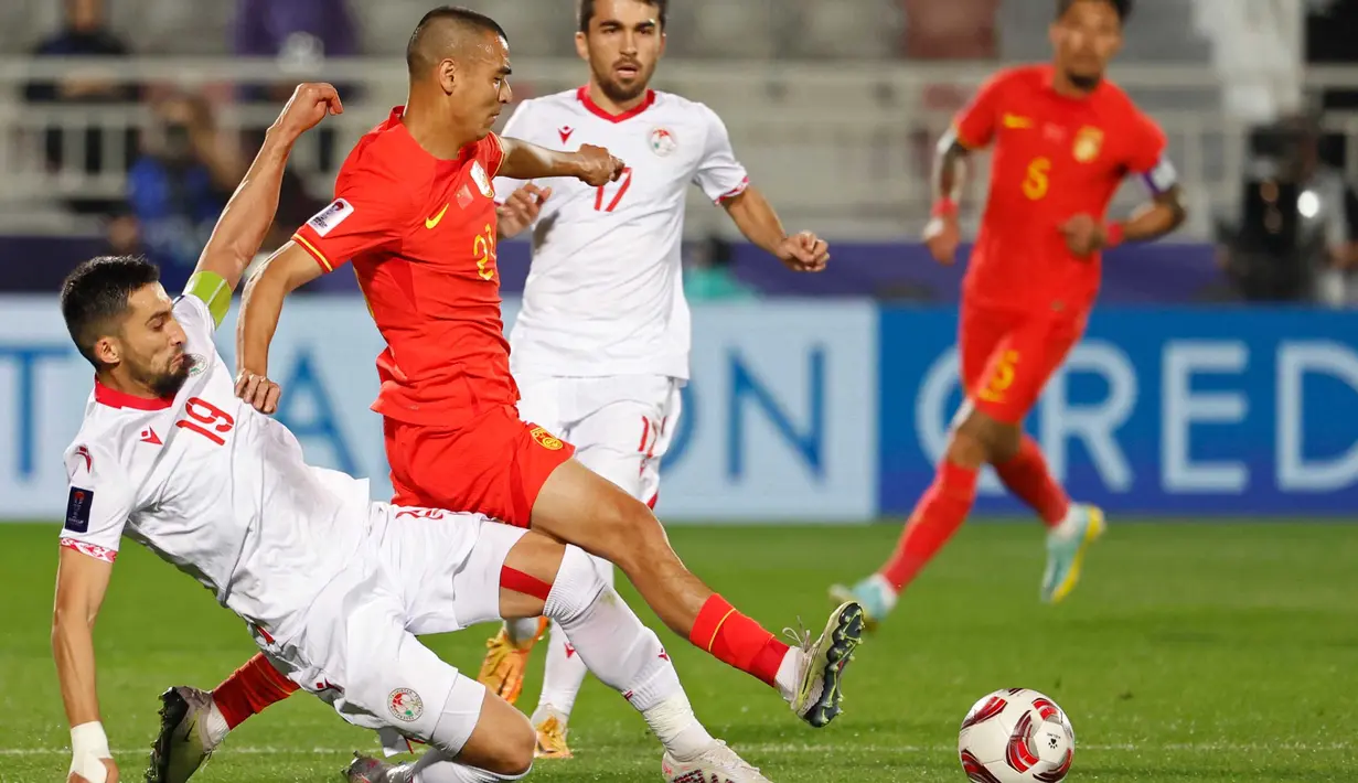 Namun gol tersebut dianulir setelah VAR menunjukkan pemain China Jiang Guangtai berada dalam posisi offside. (KARIM JAAFAR/AFP)