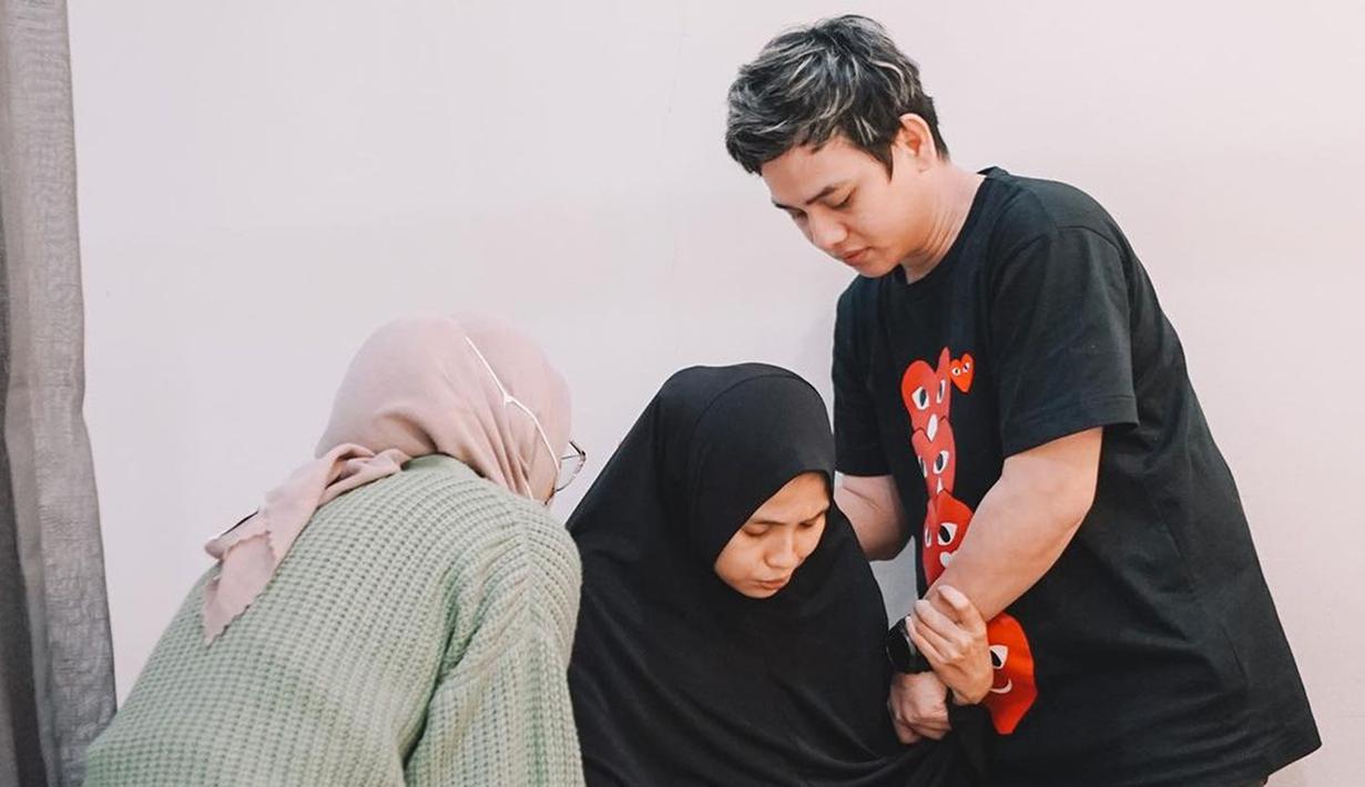 Lakukan banyak persiapan sebelum melahirkan, Asri Kasura bisa melahirkan anak kedua lewat persalinan normal. Dijelaskan Asri Kasura di Instagramnya, saat cek ketebalan rahim, indikatornya cukup buat lahiran normal dan Asri sendiri tidak ada keluhan di bekas jahitan caesar. Asri juga menambahkan jarak melahirkan anak pertama dan kedua diatas 2 tahun jadi bisa melakukan persalinan normal. (Liputan6.com/IG/@asrikasura)