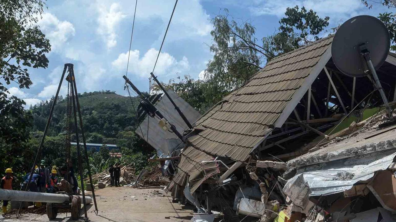 FOTO: Longsor Timbun Kantor Desa dan Rumah Warga di Nagreg Bandung