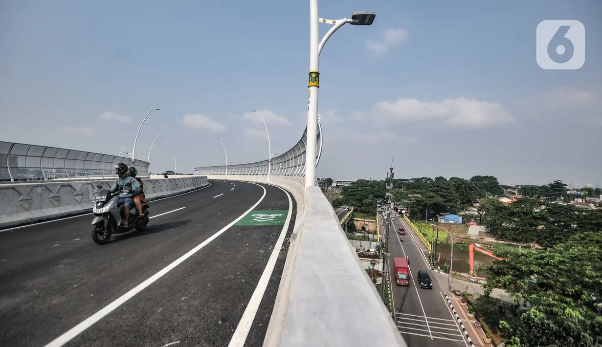 Kendaraan melintasi Jalan Layang atau Flyover Cakung, Jakarta Timur, beriringan laju kereta api di bawahnya, Senin (19/4/2021). Uji coba yang berlangsung mulai pukul 07.00 WIB hingga 22.00 WIB ini diharapkan mampu memperlancar mobilitas pengguna jalan. (merdeka.com/Iqbal S Nugroho)