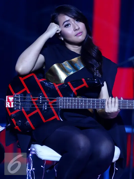 Ekspresi Chua Kotak jelang melepas Tantri Kotak yang akan vakum sementara dari dunia musik, Jakarta, Jumat (22/1/2016). Menunggu masa cuti Tantri, Kotak akan membuat projek bertajuk Kikan X Kotak. (Liputan6.com/Gempur M Surya)