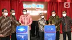 Wakil Komisaris Utama Bank BTN Iqbal Latanro bersama Direktur Distribution and Retail Funding Jasmin, Direktur Compliance and Legal Eko Waluyo, Komisaris Eko D Heri Purwanto dan Andin Hadiyanto, Kabiro Perekonomian Sumatera Utara Naslindo Sirait menekan tombol, di Medan (23/12/2021). (Liputan6.com)