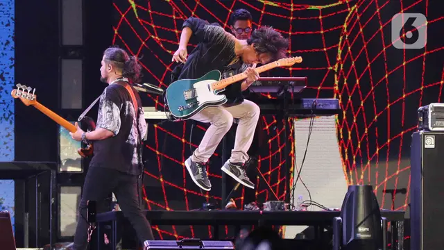 Aksi Enerjik Sheila on 7 saat Konser di Jakarta
