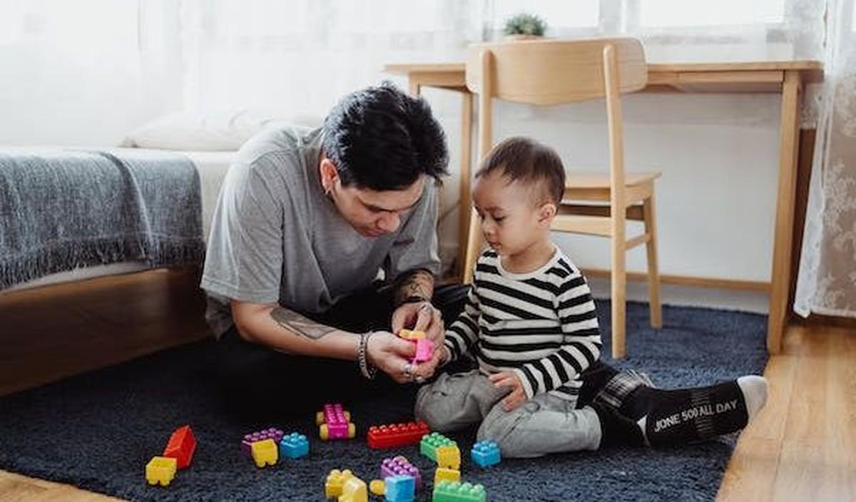 Duduk dengan posisi huruf W atau W sitting ini sangat disukai anak-anak karena pada posisi ini tulang yang menciptakan ruang yang lebih lebar untuk menopang badan mereka. Pada posisi ini juga mereka merasa stabil dan fleksibel sehingga bisa lebih berkonse