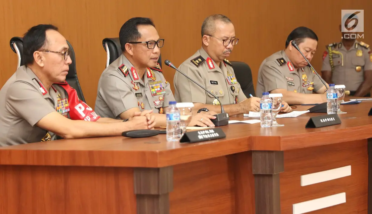 Kapolri Jenderal Tito Karnavian (kedua kanan) memberikan keterangan pers terkait Bom Kampung Melayu di RS Polri Kramat Jati, Jakarta (26/5). Kapolri mengatakan pelaku adalah Ahmad Syukri dan Ichwan Nurul Salam (Liputan6.com/Immanuel Antonius)