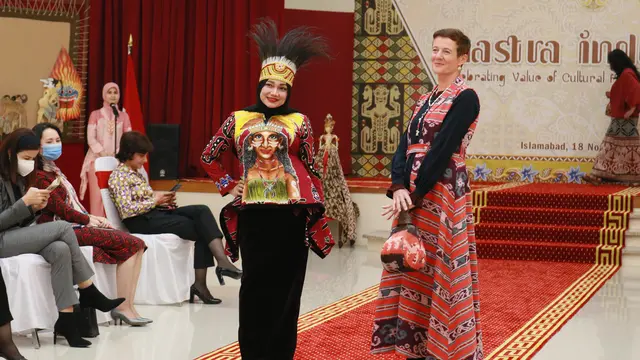 Para istri kepala perwakilan asing sangat antusias mengikuti acara fashion show (KBRI Islamabad)