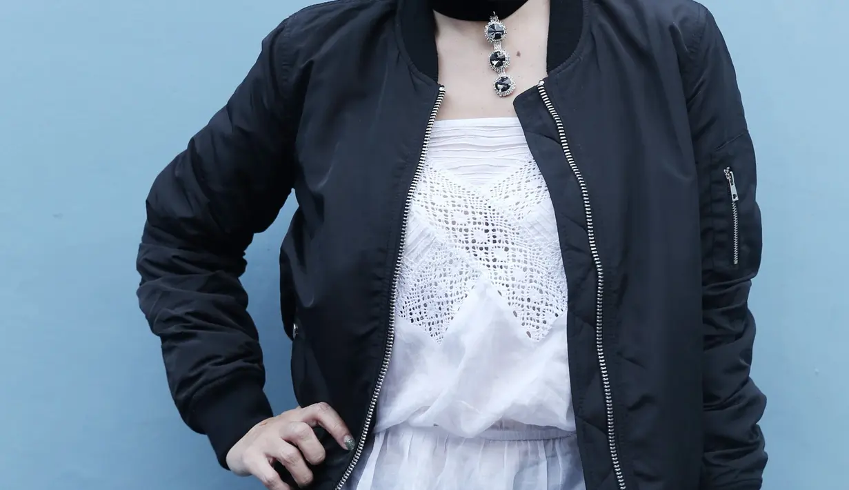 Selain banyak doa dari pengikut Instagram, ada juga hater yang menanyakan implan payudara. Hal itu yang membuat ibu tiga anak itu lebih sakit. (Galih W. Satria/Bintang.com)