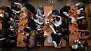 Pengunjung menikmati bir selama Festival Oktoberfest 2019 di sebuah tenda di Munich, Jerman selatan (3/10/2019). Festival bir terbesar di dunia Oktoberfest berlangsung hingga 6 Oktober 2019. (AFP Photo/Christof Stache)