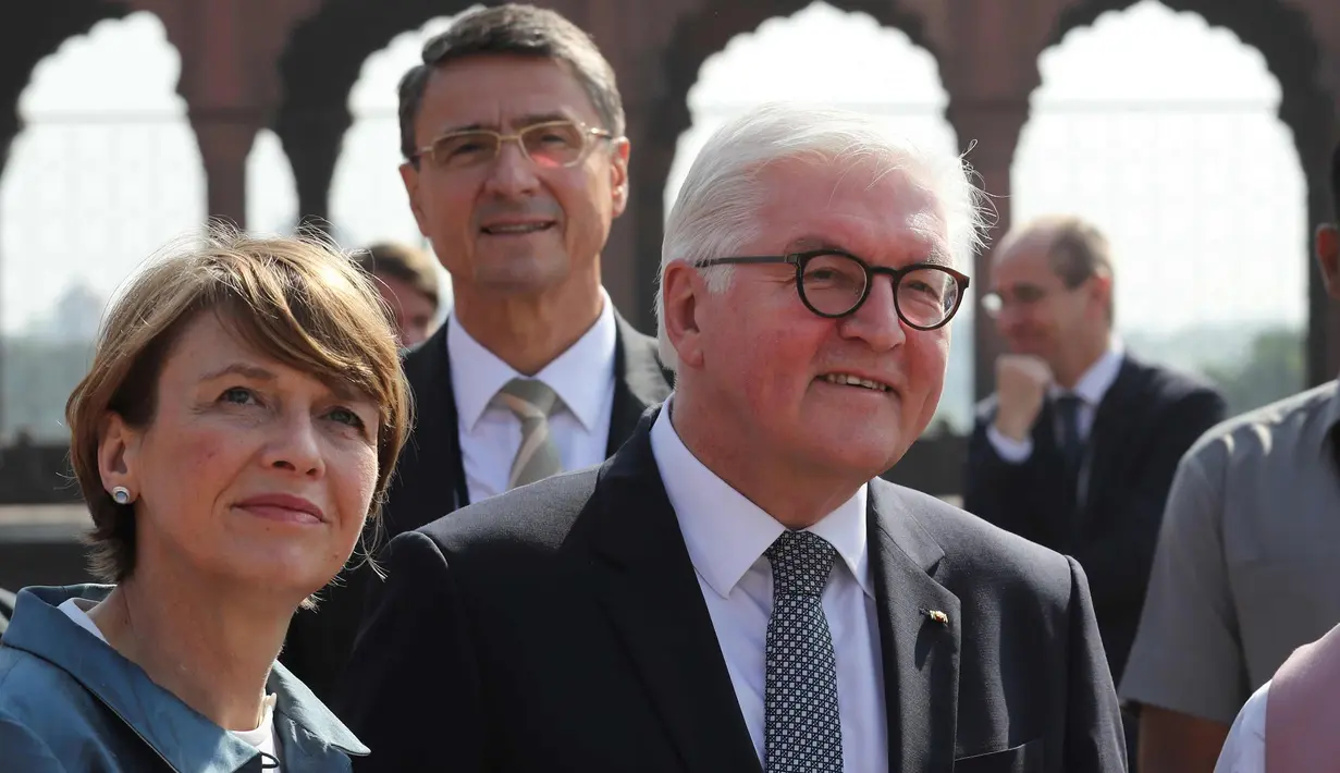 Presiden Jerman Dr. Frank Walter Steinmeier dan istrinya Elke Buedenbender melihat Masjid Jama di New Delhi, India, (23/3). Masjid ini didirikan oleh Kaisar Mogul, Syah Jehan, yang juga membangun Taj Mahal. (AP Photo/ Manish Swarup)