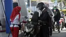 Petugas SPBU mengisi bahan bakar jenis pertalite kepada pengguna sepeda motor di Pamulang, Tangerang Seatan, Banten, Senin (21/9/2020). Pertamina memberi diskon harga BBM jenis pertalite di Tangerang Selatan dan Bali, dari Rp 7.650 menjadi Rp 6.450 per liter. (merdeka.com/Dwi Narwoko)