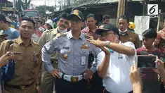 Anies Baswedan bersama Wali Kota Jakarta Utara, meninjau langsung lokasi kebakaran di Museum Bahari, Jakarta.