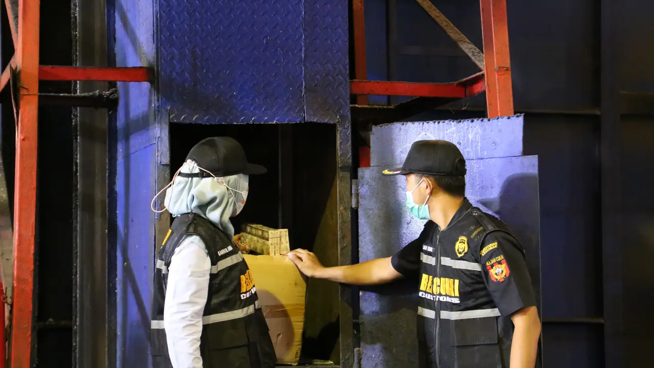 Jutaan batang rokok dimusnahkan Bea Cukai Jatim. (Istimewa)