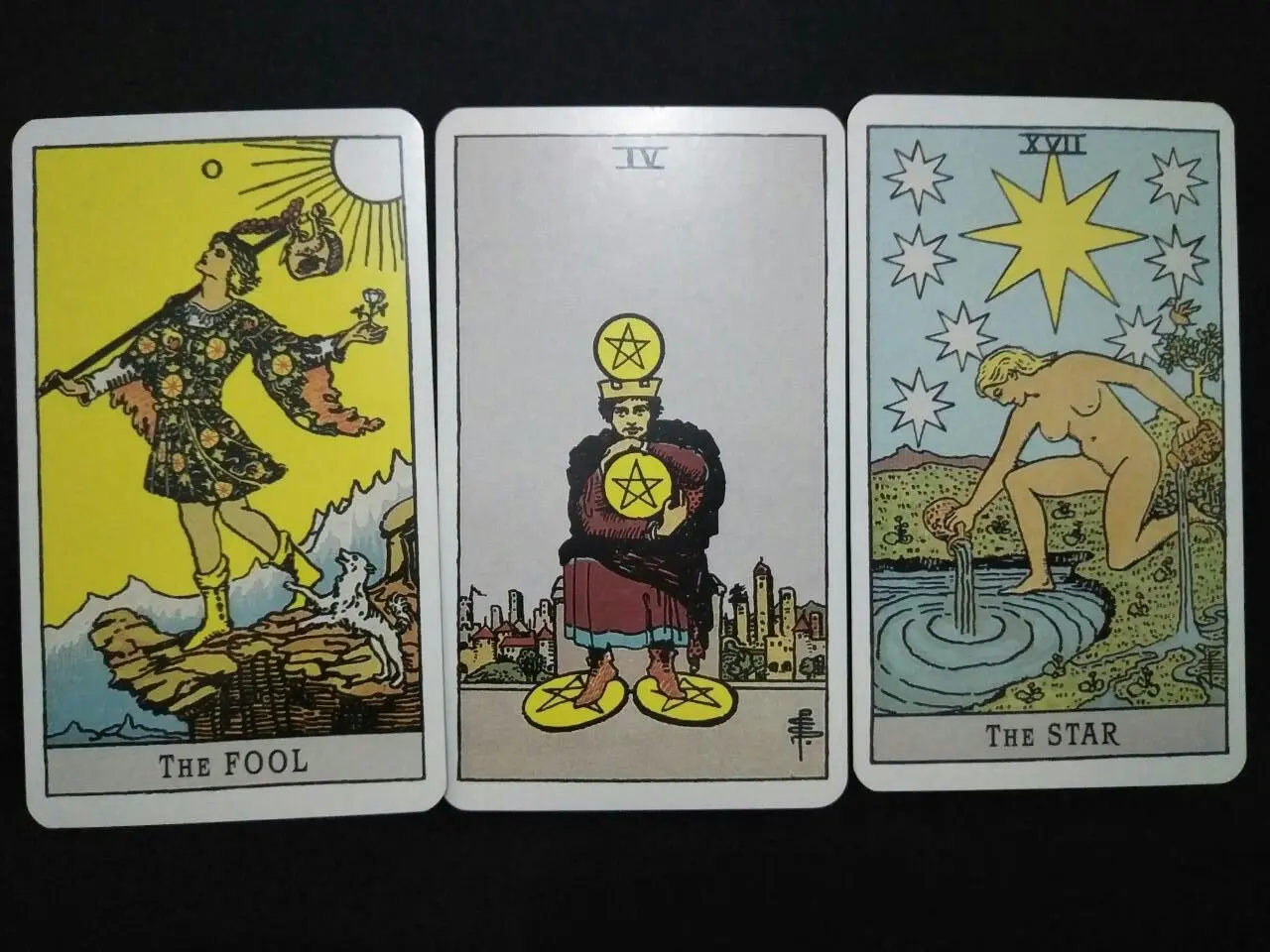 Tebaran kartu tarot hari ini oleh Lidia Pratiwi. (Sumber foto: Lidia Pratiwi/Bintang.com)