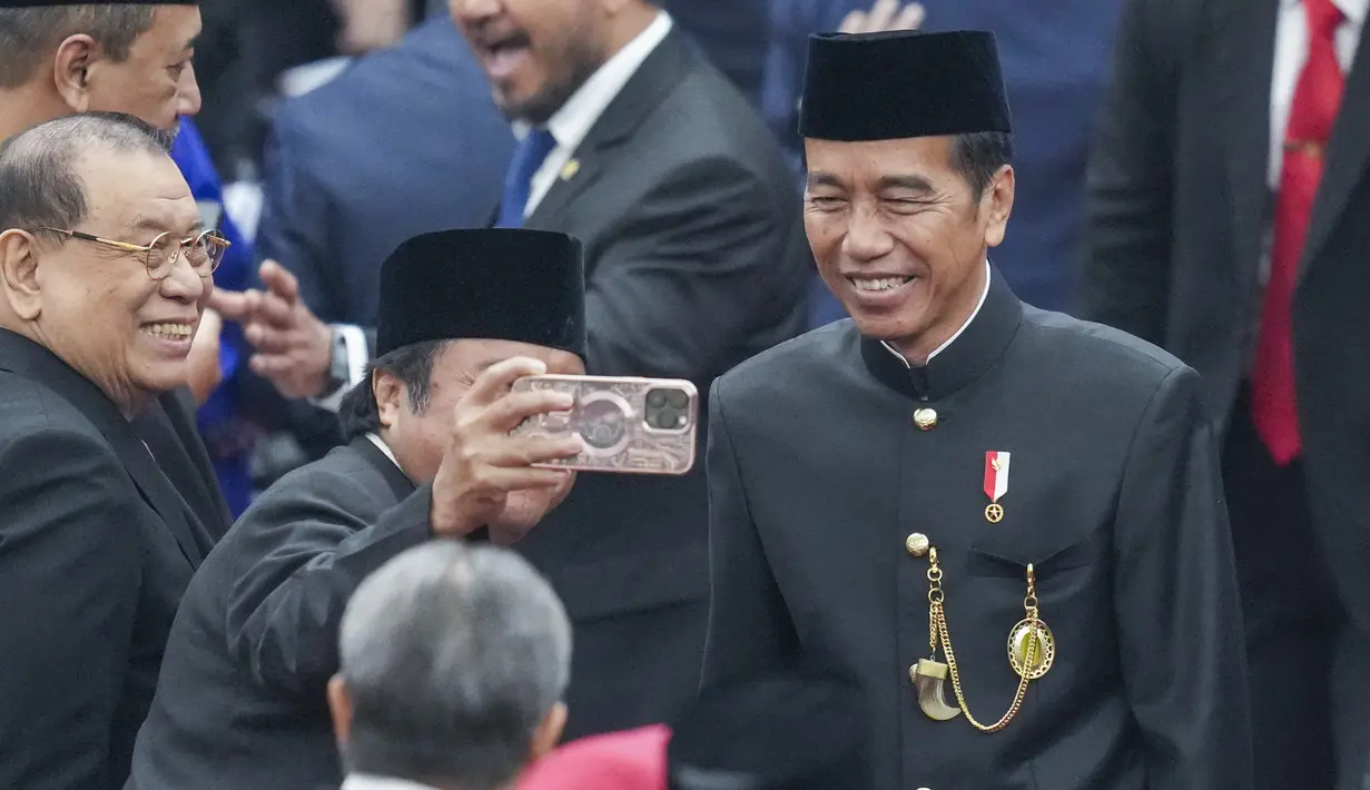 Presiden Joko Widodo (kanan) berswafoto dengan para legislator usai Sidang Tahunan MPR dan Sidang Bersama DPR - DPD Tahun 2024 di Gedung Nusantara, kompleks Parlemen, Senayan, Jakarta, Jumat (16/8/2024).  (AP Photo/Tatan Syuflana, Pool)