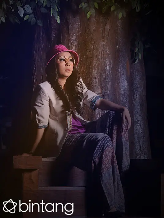 Satu lagi kecakapan yang dimilikinya; sebagai presenter dan MC. Tanlenta yang dimiliki Soimah memang komplit.  Menyanyi bisa, menari oke, melawak juga bisa. (Nurwahyunan/Bintang.com)