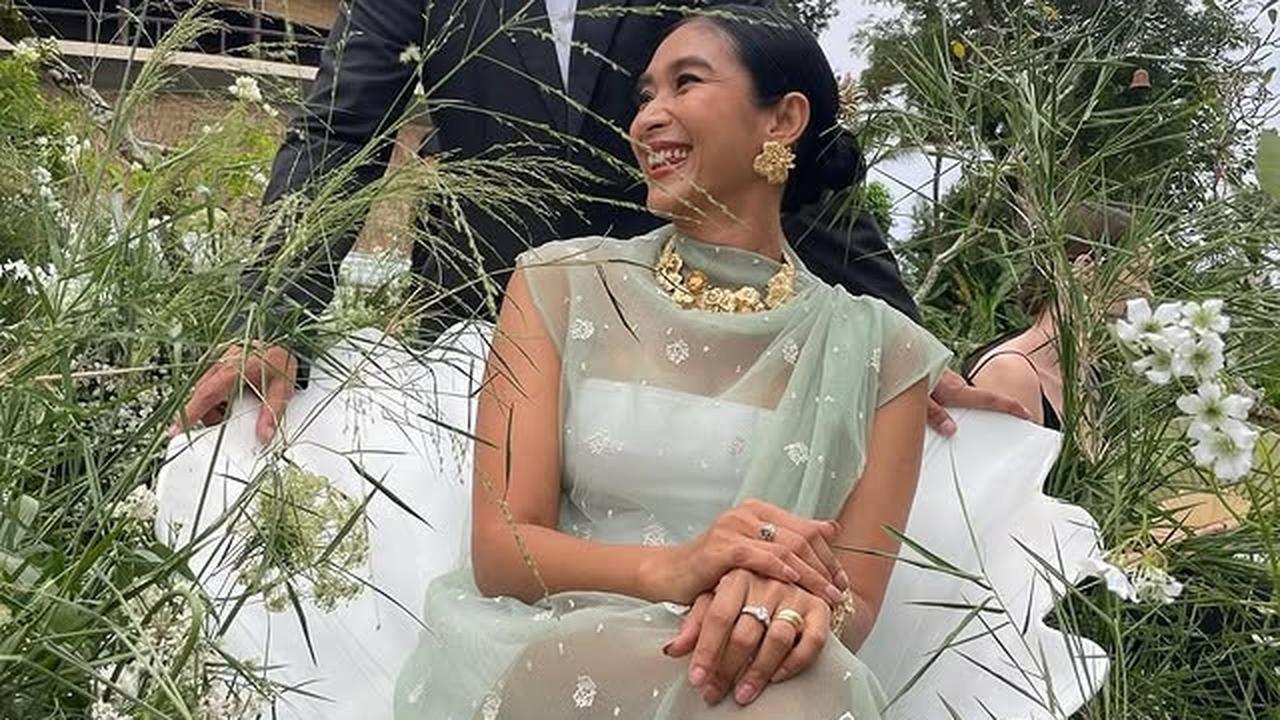 Potret Happy Salma Lulus S-1 Filsafat Hindu di Usia 45 Tahun, Tampil Cantik Kala Yudisium di Bali