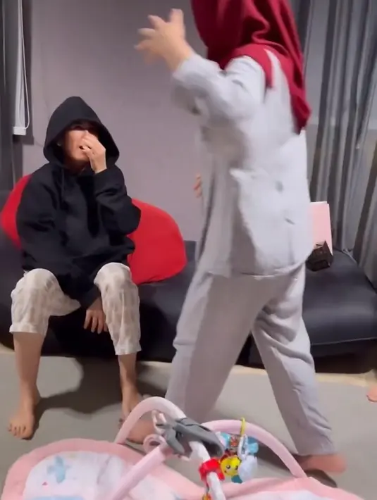 Masuk ke dalam, Nieke tampak kaget. Sedangkan nenek Cipung itu langsung mendekat memeluk dan mencium sahabatnya. Hubungan keduanya tampak tidak ada jarak dan dekat bak saudara. [Instagram.com/nicky_astria_real]