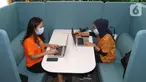 Karyawan bekerja dengan inovasi terbaru di kantor FWD Insurance Jakarta (16/3/2021). Sejak pertama di Indonesia, FWD Insurance berusaha menghadirkan pendekatan inovatif dan fresh tidak hanya bagi nasabah tetapi juga untuk para karyawan. (Liputan6.com/HO/Ading)