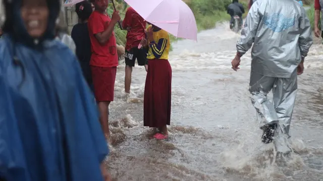 Cerita Banjir dari Lereng Gunung Slamet hingga Jombang