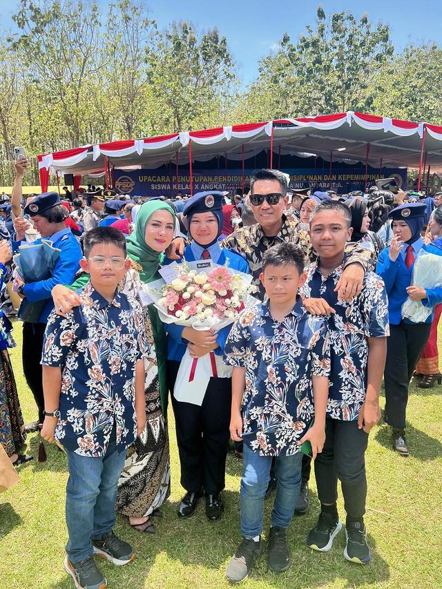 Juliana Moechtar dan Keluarga