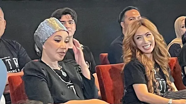 Dewi Gita, kiri dalam press conference Lastri: Arwah Kembang Desa di Jakarta Selatan, Kamis (9/7/2026) (Liputan6.com/Afradhiya N. R)
