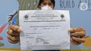 Warga menunjukkan surat keterangan kelayakan vaksinasi covid di RSUD Pasar Minggu, Jakarta, Selasa (25/8/2021). Vaksin Moderna diberikan untuk masyarakat Jakarta yang tidak bisa menggunakan AstraZenecca dan Sinovac berdasarkan surat keterangan dari fasilitas kesehatan. (Liputan6.com/Herman Zakharia)