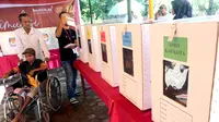 Pemilih penyandang disabilitas didampingi keluarganya saat mencoblos surat suara pada simulasi pemungutan suara Pemilu 2024 di Desa Cot Pluh, Samatiga, Aceh Barat, Aceh, Rabu (31/1/2024). ANTARA FOTO/Syifa Yulinnas.