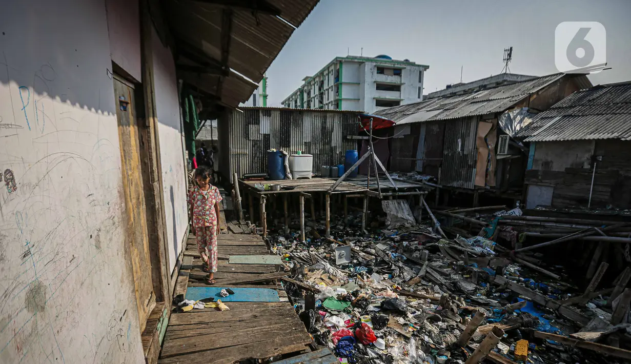 Sampah plastik, botol kemasan, kayu-kayu hingga sampah organik terlihat memenuhi permukaan air. (Liputan6.com/Faizal Fanani)