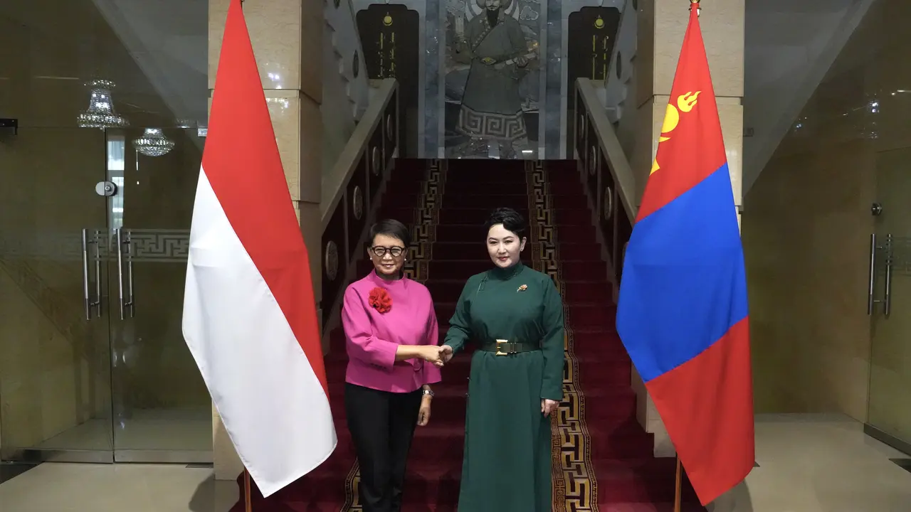 Menlu RI Retno Marsudi (kiri) dan Menlu Mongolia Battsetseg Batmunkh (kanan) dalam kunjungan kerja ke Ulaanbaatar pada 28 Juni 2023. (Dok: Kemlu RI)