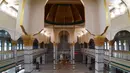 Suasana lantai atas Masjid Jami' Al Munawwar, Jakarta, Kamis (7/5/2020). Meski di tengah ancaman pandemi COVID-19, sejumlah umat muslim tetap memanfaatkan Masjid Jami' Al Munawwar untuk melaksanakan ibadah di bulan suci Ramadan 1441 H. (Liputan6.com/Helmi Fithriansyah)