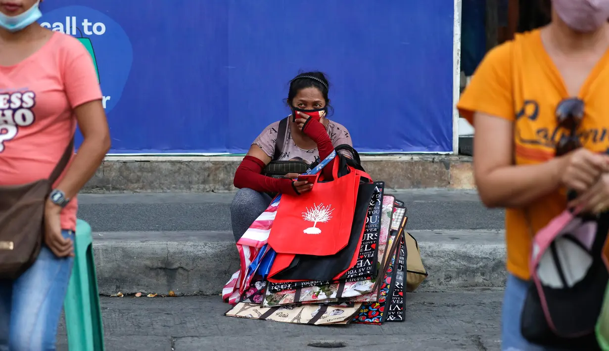 Seorang perempuan penjual tas beristirahat, setelah pelonggaran pembatasan karantina wilayah (lockdown) di pusat kota Manila, Filipina, Rabu (2/9/2020). Pemerintah melonggarkan lockdown meskipun negara tersebut memiliki infeksi virus corona terbanyak di Asia Tenggara. (AP Photo/Aaron Favila)