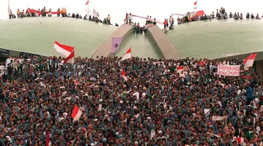 Ribuan mahasiswa menduduki Gedung DPR/MPR, Senayan, Jakarta, pada 19 Mei 1998. Selain menuntut Presiden Soeharto mundur, para mahasiswa juga meminta anggota dewan tidak meninggalkan gedung agar Sidang Istimewa bisa dilakukan secepatnya. (KEMAL JUFRI/AFP)
