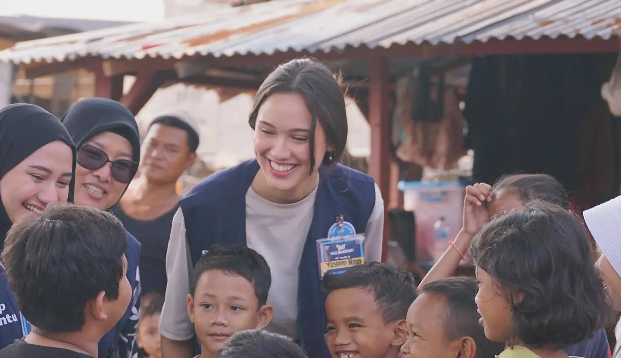 Seru menghibur anak-anak dalam kegiatan sosial, Yasmin Napper bersama para donatur di platform digital menggelar aksi bersama di Kampung Pemulung, Jakarta. Dalam momen tersebut, terlihat bahwa Yasmin Napper asik bermain bersama anak-anak menyebarkan kebahagiaan. (Liputan6.com/IG/@yasminnapper)