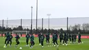 Para pemain Liverpool ambil bagian dalam sesi latihan jelang melawan Benfica pada pertandingan leg kedua perempat final Liga Champions di tempat latihan Liverpool FC di Liverpool, Inggris, 12 April 2022. Liverpool. (Paul ELLIS/AFP)