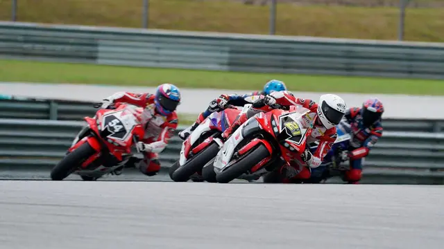 Dua Pembalap Astra Honda Racing Team, Herjun Atna Firdaus dan Muhammad Kiandra Ramadhipa