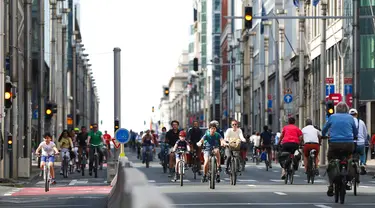 Orang-orang bersepeda di sebuah jalan dalam acara Hari Minggu Bebas Kendaraan Bermotor (Car Free Sunday) di Brussel, Belgia, pada 20 September 2020. (Xinhua/Zheng Huansong)