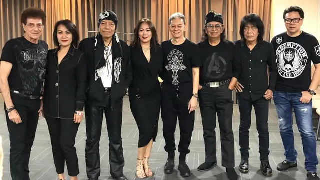 Fariz RM didampingi tim manajemen saat mengisi acara musik bersama musisi legendaris