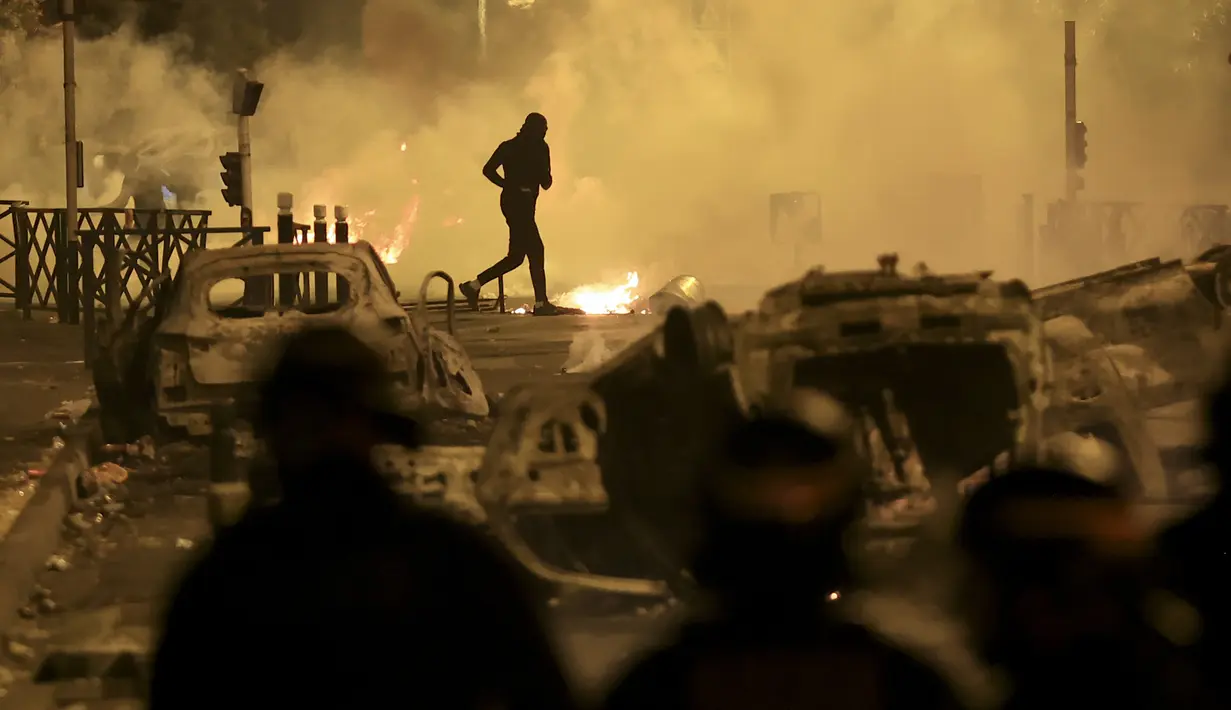 Petugas polisi yang dituduh menembak pada hari Selasa dijerat dengan tuduhan pembunuhan setelah jaksa Pascal Prache menyatakan penyelidikan awalnya menyimpulkan "kondisi penggunaan senjata secara hukum tidak terpenuhi".  (AP Photo/Aurelien Morissard)