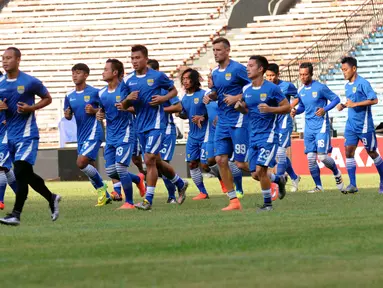 Sejumlah pemain Persib berlari saat latihan jelang laga final Turnamen Piala Bhayangkara 2016 di Stadion GBK Jakarta, Sabtu (2/4/2016). Laga final Piala Bhayangkara 2016 mempertemukan Persib Bandung dan Arema Cronus. (Liputan6.com/Helmi Fithriansyah)