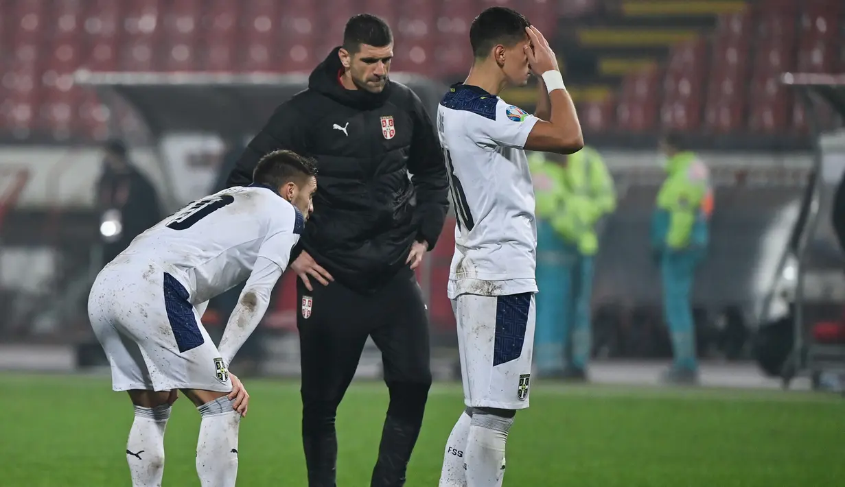 Pemain Serbia tampak kecewa usai takluk oleh Skotlandia pada babak playoff Piala Eropa 2020 di Red Star Stadium, Jumat (13/11/2020) dini hari WIB. Skotlandia menang 5-4 atas Serbia lewat adu penalti. (AFP/Andrej Isakovic)